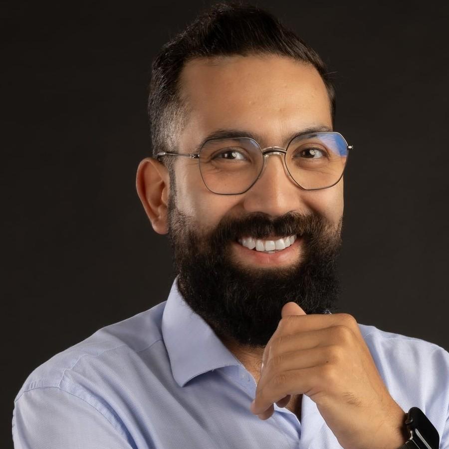 Miguel Jarquín sonriendo