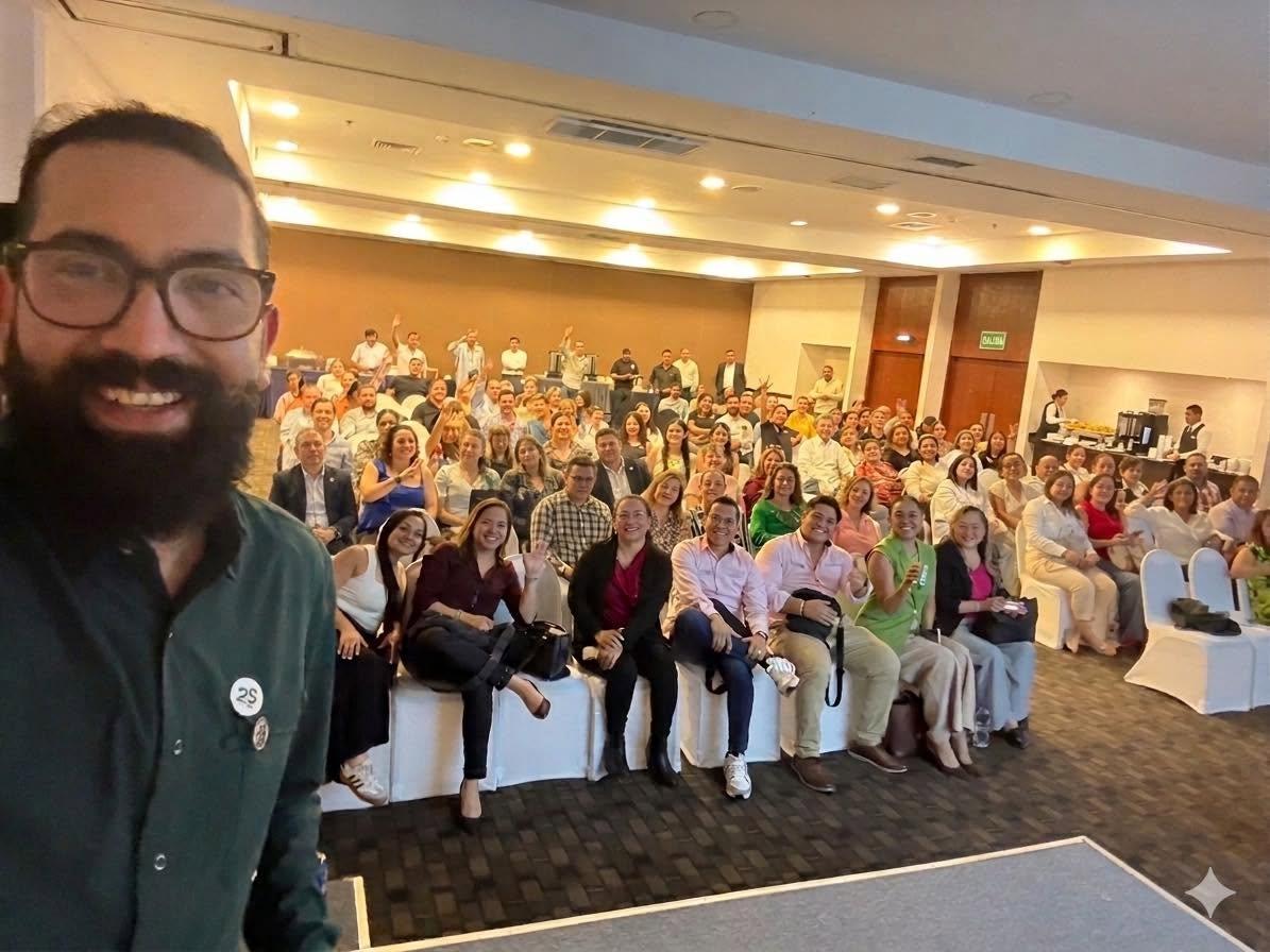 Miguel Jarquín con la audiencia después de una charla