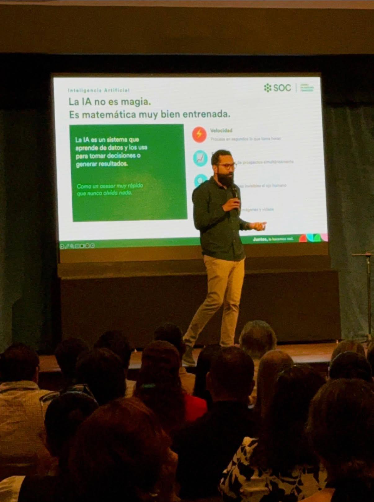Miguel Jarquín presentando sobre Inteligencia Artificial