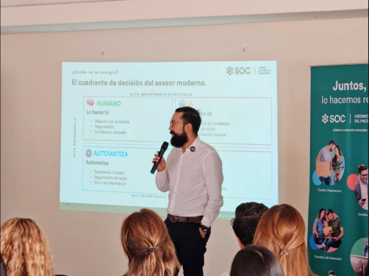 Miguel Jarquín presentando en conferencia de SOC Asesores
